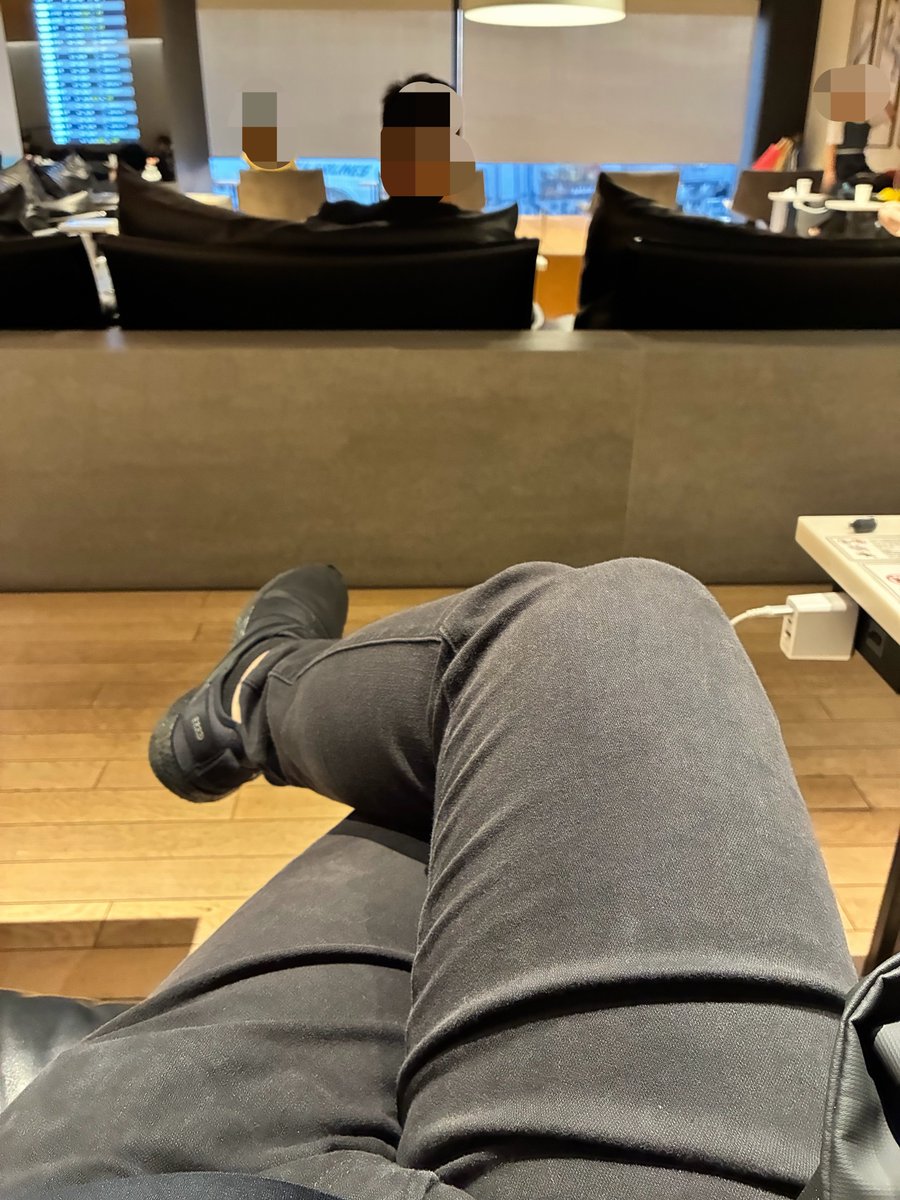 desire_yuya's tweet photo. 台風との戦いも過ぎ去り出雲へ✈️
フェスがたくさんありすぎてあまり行ったことのない場所にもあちこち飛び回る夏。強烈な西日も落ち着いたもののブラインドが下がってて見切れる飛行機🤣
ラウンジのソファはゆったりしていて好きだ、ご縁あっていただいた仕事がんばりましょ〜💪🏻 https://t.co/X5G0uZr5gV