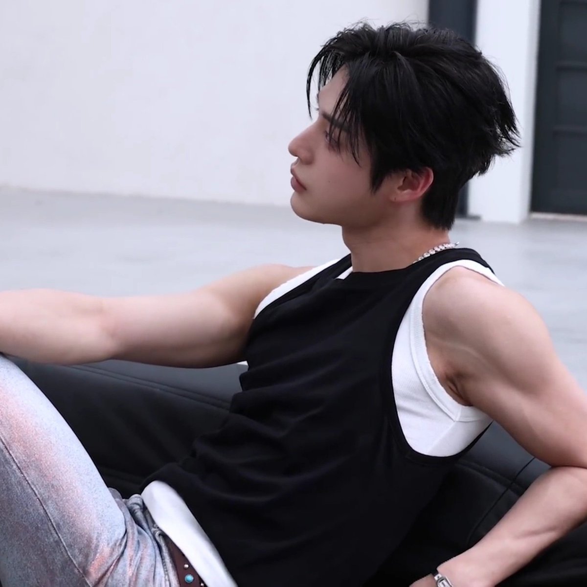 lyviancore's tweet photo. HES SO FINEEEE https://t.co/2xUQzX70lW