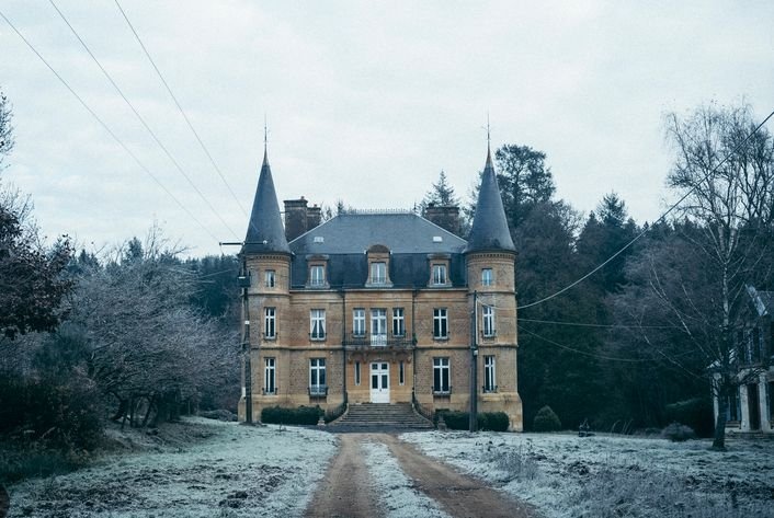 CesareSacchetti's tweet photo. Si è parlato in precedenza del castello di Amerois, dove, secondo diverse vittime del circolo pedofilo, si consumavano abusi sui bambini e omicidi rituali. A soli 36km di distanza dal castello di Amerois, ce n'è un altro "particolare" come quello di Sautou, in Francia. Qui aveva il suo quartier generale l'assassino pedofilo Michel Fourniret. Nessuno si è interessato del fatto che per anni Fourniret ha vissuto in un luogo che era chiaramente al di sopra delle sue possibilità economiche. Anni dopo, intorno al castello venne ritrovata una delle vittime di Fourniret, stuprata e uccisa. Dopo che il pedofilo è andato a vivere in Belgio, venne assunto incredibilmente da una scuola materna. Anche qui nessun controllo. Fourniret era inoltre in contatto con gli stessi uomini legati al pedofilo Marc Dutroux, come Michel Nihoul e il gendarme Gerard Vanesse. È molto probabile che i due si conoscessero e che frequentassero gli stessi luoghi di "elezione". Fourniret risultava affiliato al Grande Oriente di Francia e molti dei protettori di Dutroux erano massoni di alto livello. La massoneria sembra essere l'habitat naturale dell'élite pedofila.
https://t.co/m5VNbtHOgZ