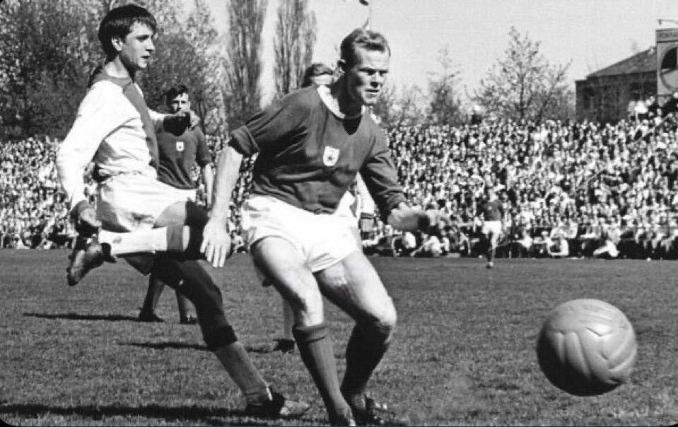 Barca_Archive's tweet photo. Johan Cruyff and Martin Koeman in 1966.

26 years after this photo, Johan Cruyff (Barcelona’s coach at the time) won the Champions League after Ronald Koeman scored the winning goal in the final… the son of Martin Koeman. https://t.co/iG18JzVDoe