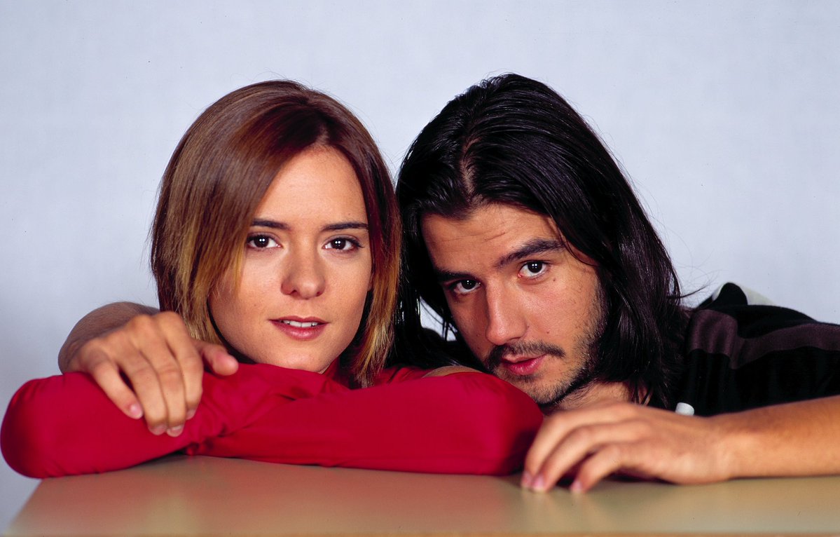 PreviouslySerie's tweet photo. #Compañeros

💥BOMBAZO💥

¡VUELVE LA SERIE DE 1998!

Tras su final en 2002 y una película intermedia en el año 2000, #NoTeFallaré, @atresmediacom trae de vuelta la ficción con UN REVIVAL 25 AÑOS DESPUÉS.

@elmundoes confirma que no se trata de un paso generacional ni un regreso al instituto Azcona, sino un retorno a los personajes del pasado en la actualidad.

Se han confirmado los REGRESOS de Antonio Hortelano y Eva Santolaria como Quimi y Valle, aunque la intención es que vuelva el resto.