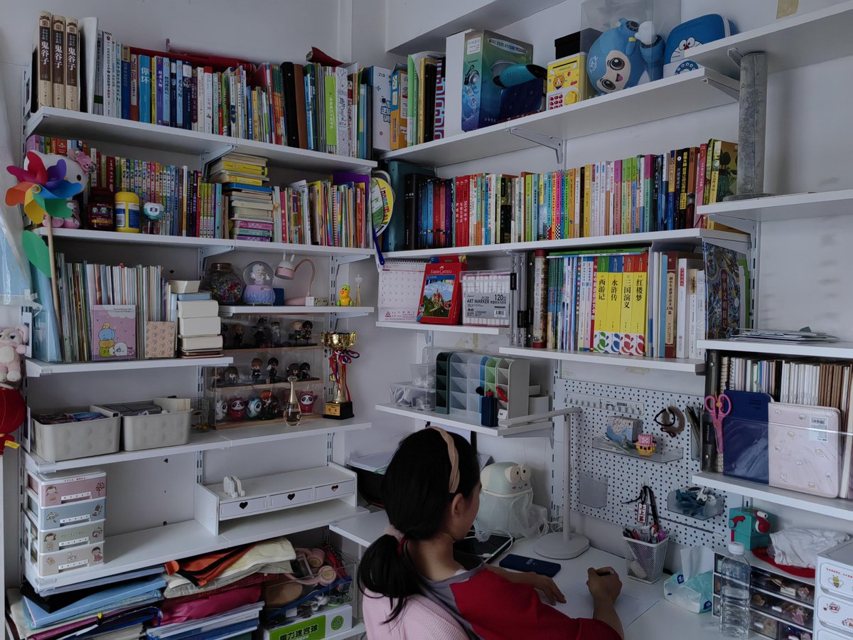 RichelleZajrt1's tweet photo. Tackled my cluttered bookshelf today! Donated 3 old novels I’ll never reread—space cleared and someone else gets to enjoy a good read. Small declutter win for a fresh vibe at home. https://t.co/Ge39jxAyQz