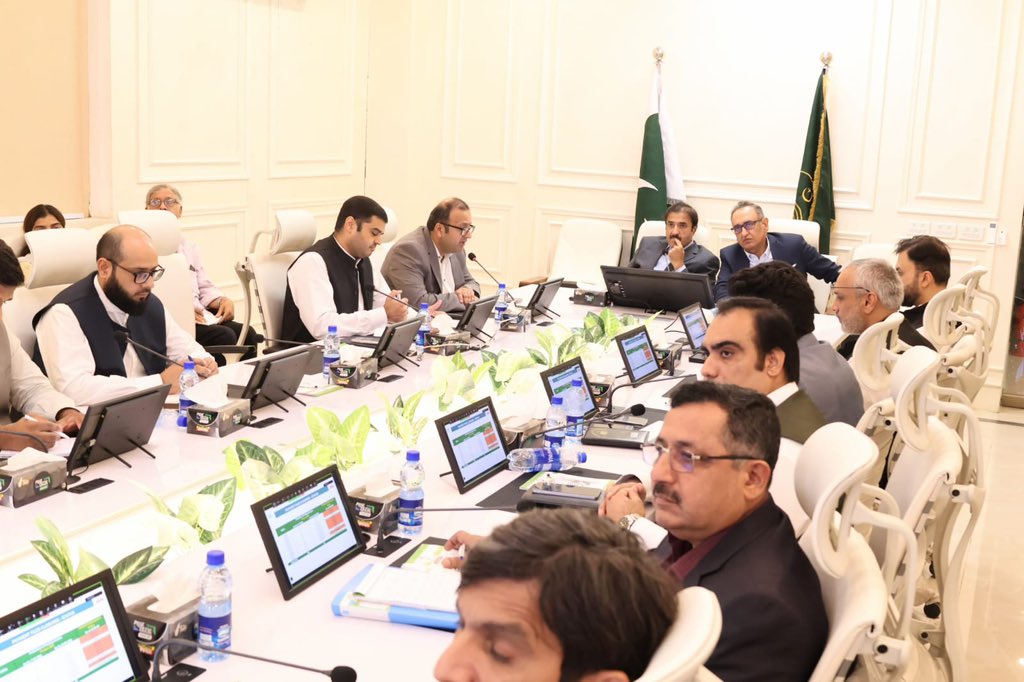 RafiqueZeeshan's tweet photo. لاہور؛ 24 ستمبر
وزیر بلدیات ذیشان رفیق کی زیر صدارت سُتھرا پنجاب کا جائزہ اجلاس

سیکرٹری بلدیات زید بن مقصود اور ڈی جی سُتھرا پنجاب عمر جاوید کی شرکت

پنجاب بھر کی ضلعی ایجنسیز کے مینجنگ ڈائریکٹرز بذریعہ ویڈیو لنک شریک

وزیراعلی مریم نواز کی ہدایت پر ہر ماہ ایجنسیز کی کارکردگی کا جائزہ لیا جائے گا، ذیشان رفیق

پنجاب بھر میں اینٹی لٹرنگ انسپیکشنز میں بھی تیزی لائی جا رہی ہے، وزیر بلدیات

ایک ماہ میں 22 ہزار 466 وزٹس کے دوران 2121 خلاف ورزیاں ریکارڈ ہوئیں، وزیر بلدیات

آگاہی مہم کے باوجود گندگی پھیلانے پر جرمانے کئے جائیں گے، وزیر بلدیات 

لاہور میں اینٹی لٹرنگ مہم میں سیف سٹی نیٹ ورک سے بھی مدد لی جائے گی، ذیشان رفیق 

سُتھرا پنجاب کے فیلڈ لوڈر رکشوں کی ڈیجیٹل ٹریکنگ شروع ہوگئی ہے، وزیر بلدیات 

صوبائی وزیر کا سُتھرا پنجاب اتھارٹی کے پیش کردہ بیٹ پلان پر اظہار اطمینان

ویسٹ انکلوژرز اور عارضی کولیکشن پوائنٹس کی ٹریکنگ پر بھی کام ہورہا ہے، ذیشان رفیق

بیٹ کے اندر مقررہ گھنٹے موجودگی اور مائیلج پوری کرنا ضروری ہے، سیکرٹری بلدیات

یونیفارم کے بغیر ڈیوٹی کرنے پر کارروائی کی جائے گی، زید بن مقصود کی تنبیہ

فیلڈ مانیٹرنگ آفیسرز کے دوروں کی ہفتہ وار رپورٹ اپ لوڈ ہو رہی ہے، ڈی جی سُتھرا پنجاب

اوکاڑہ، ساہیوال اور پاکپتن میں آن لائن انوائسز کا آغاز ہو گیا، ڈی جی عمر جاوید

باقی اضلاع میں بھی آن لائن انوائسز کا آغاز جلد ہو جائے گا، ڈی جی سُتھرا پنجاب