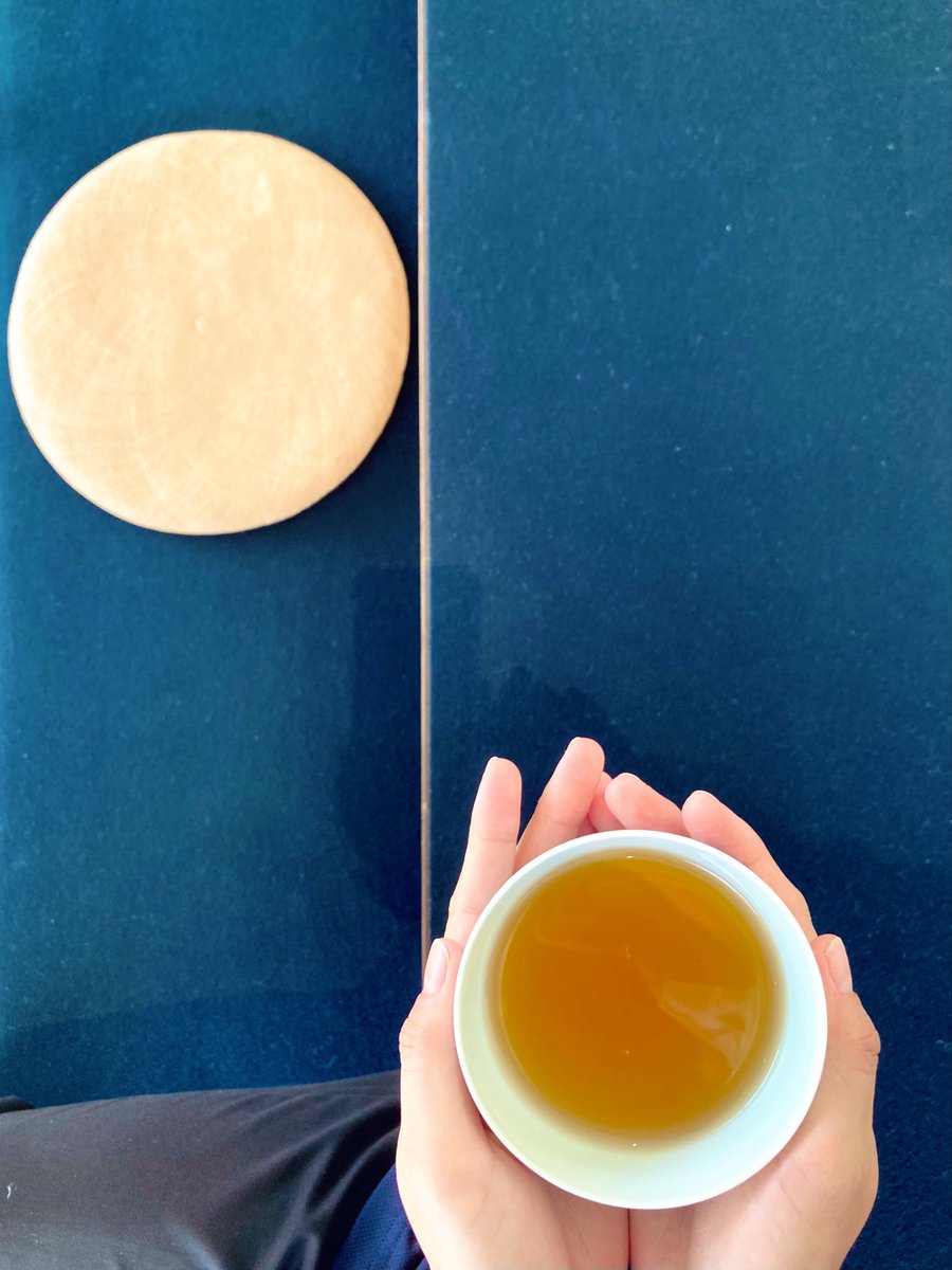 AmijimaChaya's tweet photo. 明日はお月見🎑
茶屋のカウンター周りにある毛氈では
いつでもまんまるお月様みたいな座布団が
お待ちしております🌕

座布団の上に兎のぬいぐるみを置いてみたくなりました🐇
皆さんは月といえばどんな動物を思い浮かべますか？
（スタッフY.S）
#藤田美術館 #あみじま茶屋 #京橋カフェ #大阪美術館 https://t.co/F7cdgBpt0b