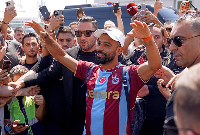 ShehabNany's tweet photo. عضو مجلس إدارة طرابزون سبور إيمري توران  عن  محمد صلاح:

«نجم عالمي فرض حضوره واستحوذ على قلوب مدينة طرابزون، مش بس عشان لبس القميص، لكن كمان بسبب شخصيته.

جوا الملعب احتراف وإصرار، وبره انتماء وحب وإخلاص.

بالنسبة لطرابزون مبقاش مجرد قميص… بقت قصة، وفي قلب القصة شخصية محمد صلاح.

حماك الله من العين يا مو صلاح. دي مجرد البداية.»

تصريح نازل النهاردة.

ما شاء الله عليك يا موو مصر كل يوم يزداد فخرها بيك ❤🇪🇬👑

#طرابزون_سبور.