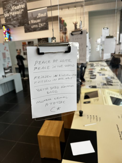 BrunoRissi77's tweet photo. Berlin Duvarı Müzesine bir iz bıraktım.İnsanlar hemen geldi yazı ile resim çekindi tüm dünya hayran Başkomutan MUSTAFA KEMAL ATATÜRK. https://t.co/x3Y5K6OLdF