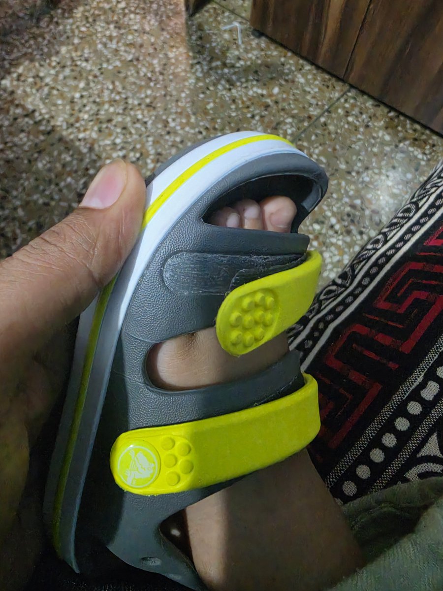 rishabhg06's tweet photo. @CrocsIndia I bought a pair of sandals from Crocs just a few days ago, and the Velcro on the foot strap has already come off due to poor quality. My child can no longer wear them.

I’m also attaching the payment message received at the time of purchase. No proper bill/invoice was provided to me by Crocs India.

This is extremely disappointing from a brand like Crocs. Please look into this and provide a resolution.

Bought it from Spectrum Mall, sector 75 Noida.