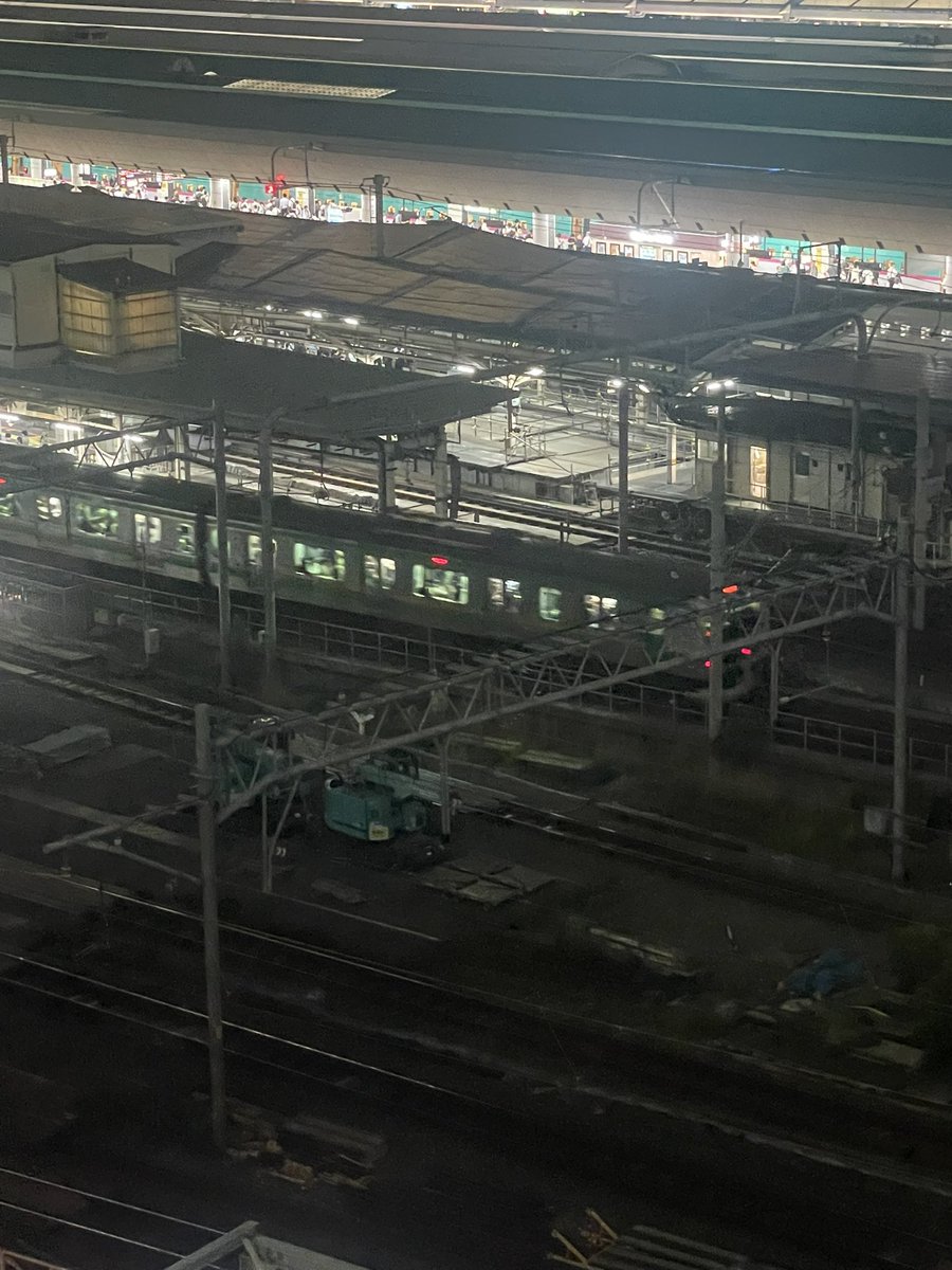 Ronald3479_JP's tweet photo. @Mi_1266 画質が粗いですがおそらく東海道線のE231系ですね https://t.co/DZ6KwljtuG