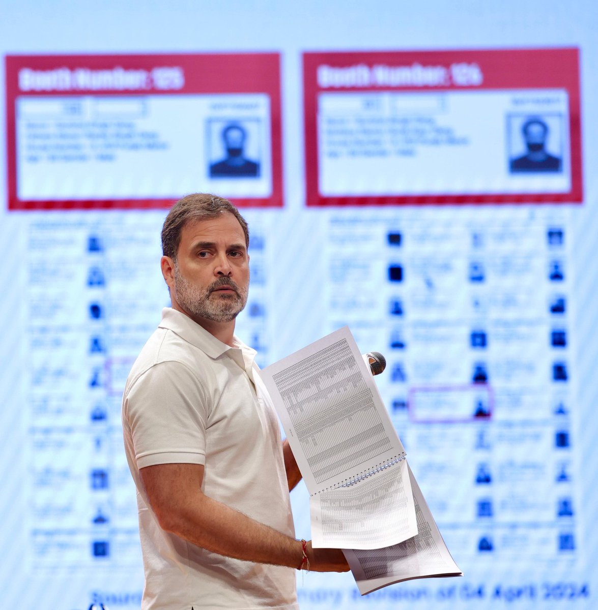 DrVijaiShanker2's tweet photo. Hon'ble Shri @RahulGandhi Ji,'s message is very loud and clear
#Vote_chori is #Rajdroh
Every #Vote_Chore will get punishment
Wait upto 4.00 PM
8.00 PM lobby Will be exposed once again
About Half Thousand media personalities will see ✊🏼🔥✊🏼 https://t.co/aqVAmQJtm8