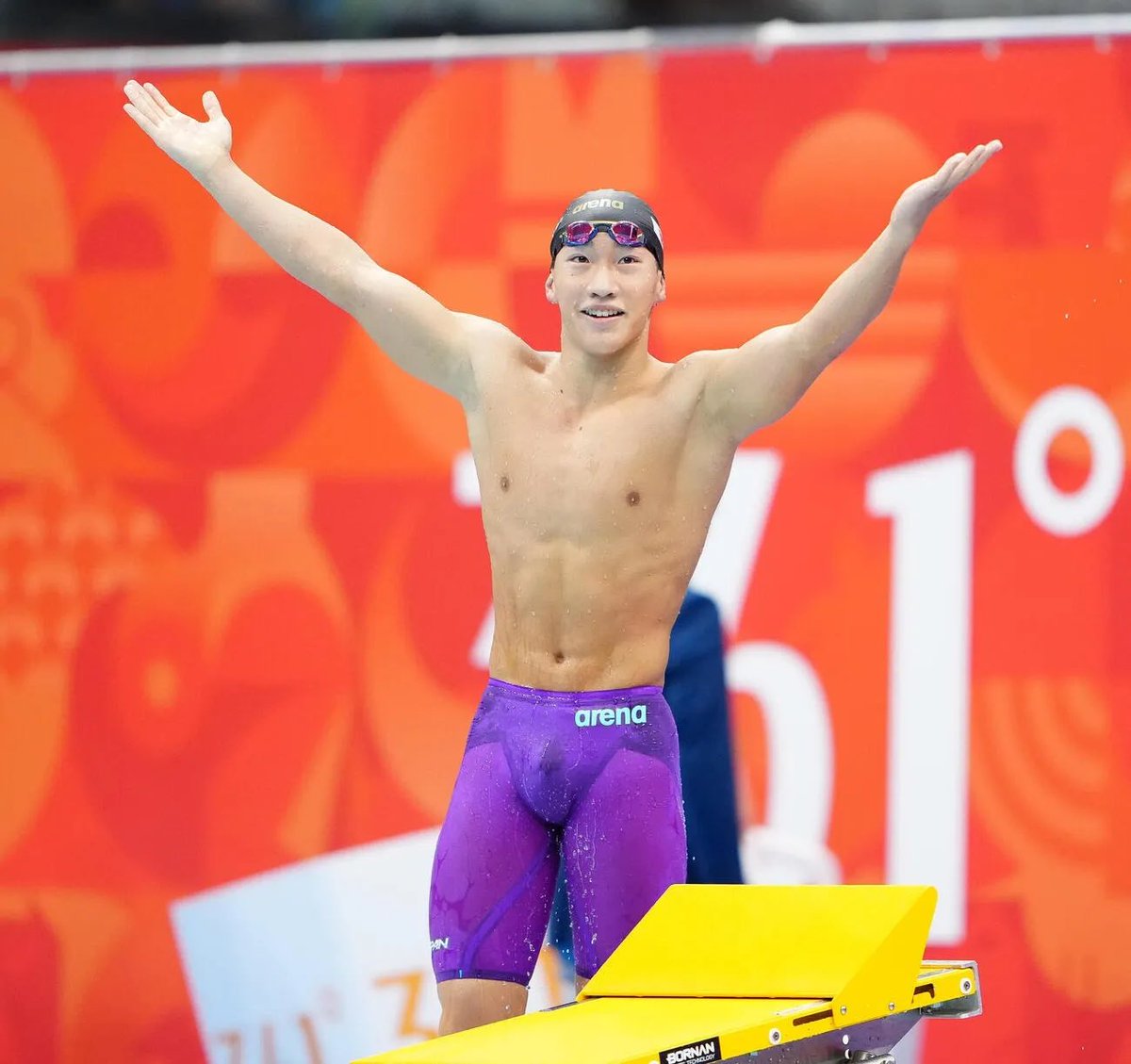 swimcoverage's tweet photo. 大橋信が200m平泳ぎ金で世界新 100mと2冠
https://t.co/WynHBbX57H

世界ジュニア記録保持者の大橋信(17=枚方SS)が2分4秒83の世界新記録で金メダルを獲得した。21日に100メートル平泳ぎで金メダル、400メートルメドレーリレーで銀メダル、前日23日の混合400メートルメドレーリレーで銀メダルとすでに… https://t.co/HwBy0XXH0Q