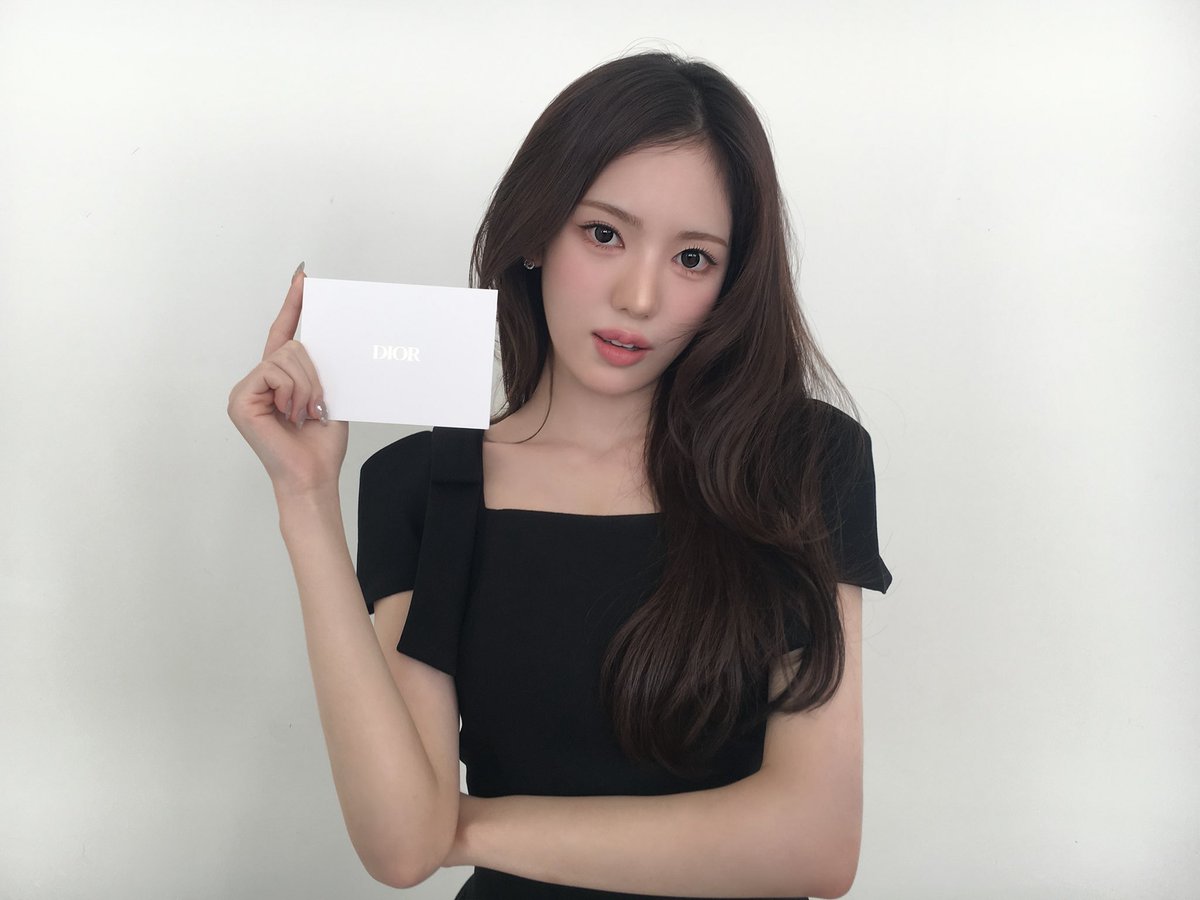 We_KiiiKiii's tweet photo. #KiiiKiii #키키
#SUI #수이
#diorbeauty
#디올뷰티 #루즈디올온스테이지 https://t.co/0ng2KbsdAt