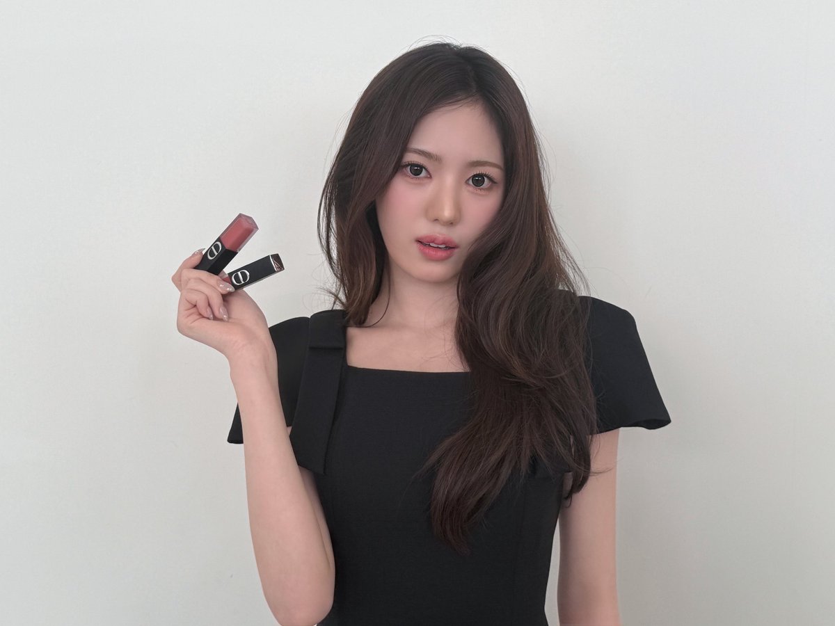 We_KiiiKiii's tweet photo. #KiiiKiii #키키
#SUI #수이
#diorbeauty
#디올뷰티 #루즈디올온스테이지 https://t.co/0ng2KbsdAt