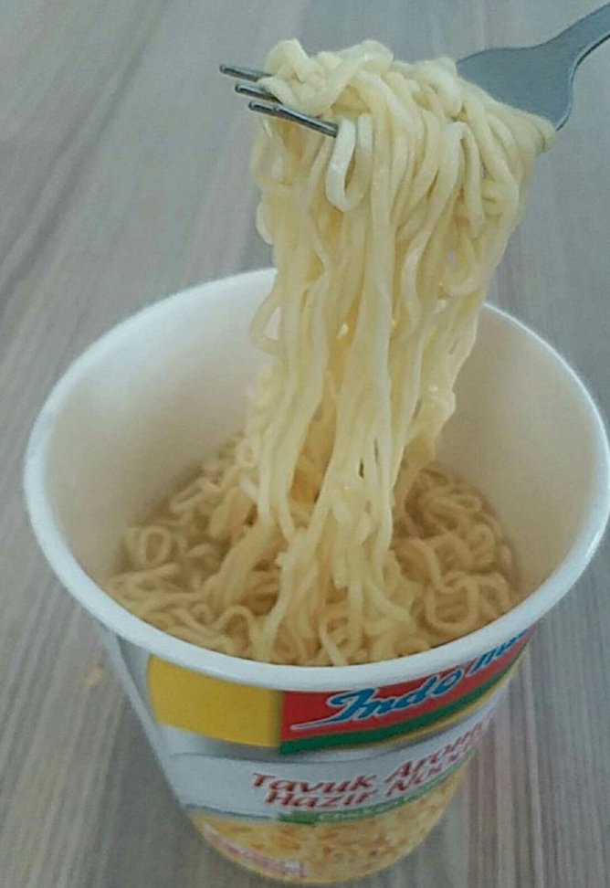 qoyyrazalq's tweet photo. Noodle köri aromalı mı yoksa tavuklu mu güzel olur ilk defa yiyeceğim 👀 https://t.co/yHLjbXOgZj