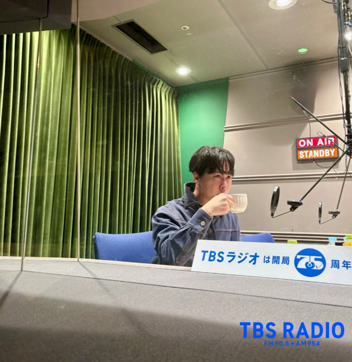 TBSR_PR's tweet photo. 【TBSラジオ ピックアップ記事✏️】

Snow Manの宮舘涼太さんがリスナーのカラコンエピソードを紅茶を飲む量で判定。期間限定の新企画をお届けします☕️✨

「ロイヤル・カラコン・シチュエーション！」
📻宮舘涼太のロイヤルサロン @datesama_TBSR

🔗 記事全文＆radikoはコメント欄のリンクから👇 https://t.co/hEjWWayw7M