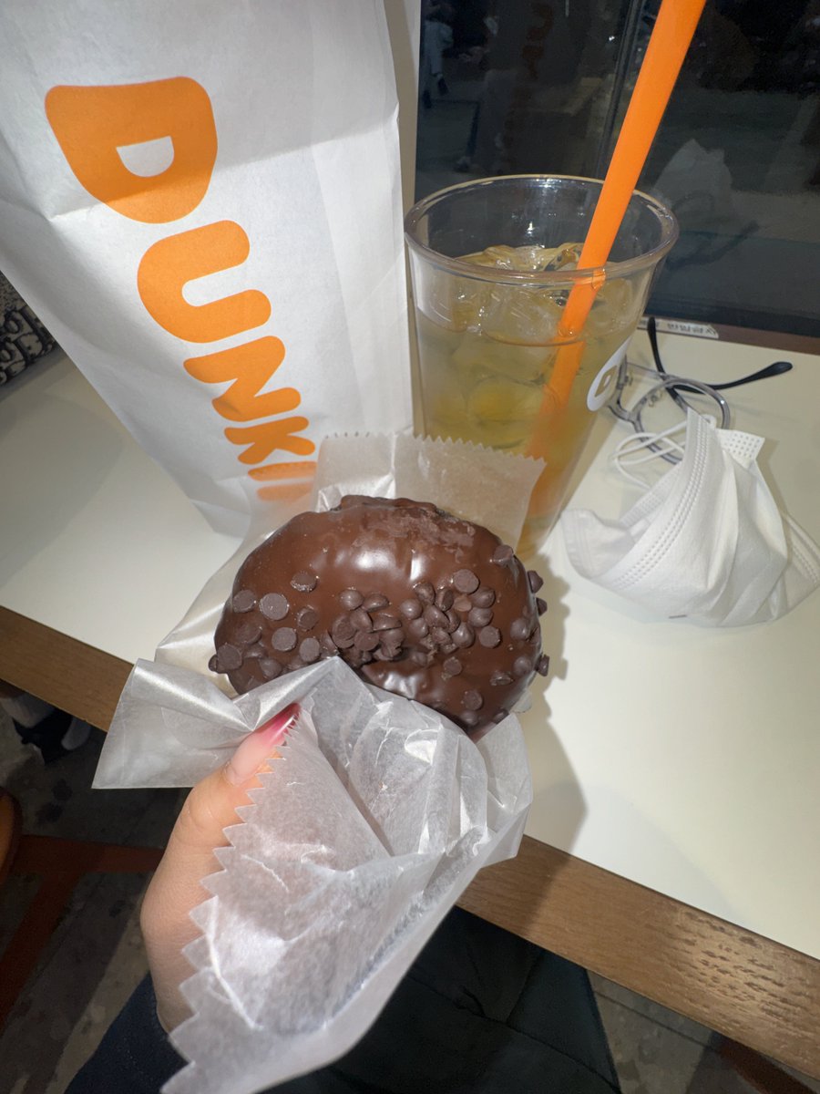 drinkitallinn's tweet photo. 버스기다리면서도넛먹빵 https://t.co/ZcjvhbFKD3