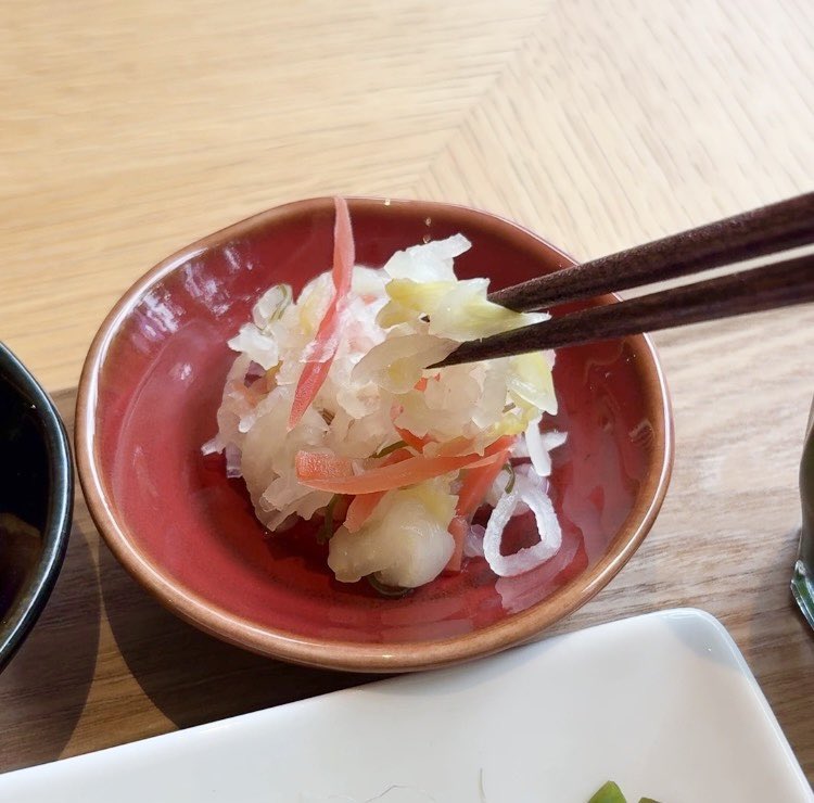 andtearoom_jp's tweet photo. 「このなます、美味しいわね」
そんな嬉しい言葉をいただきました✨

京の彩りおばんざいランチで
お出ししている“なます”には
「京人じん」とも呼ばれている
金時人参を使って
優しいお味に仕上がっています。
歯応えも楽しめる一品です。

#京野菜 
#金時人参 
#���ばんざいランチ https://t.co/QGOBPcxSQ5