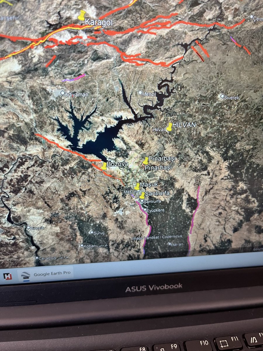 nacigorur's tweet photo. Şanlıurfa-Pınarbaşı-Urfa’da 5,8 deprem oldu. Buralarda daha önce olacağını söylemiştim. Sebebi Şubat 2023 depremleri ve DAF’ın kırılması. Güneydoğu bindirme kuşağı ve Arap Levhası (Levha Kenarı) enerji biriktiriyor.  Bölge DAF’a ve Bozova fayına A çok yakın.  Geçmiş olsun https://t.co/65mNyeGBpK