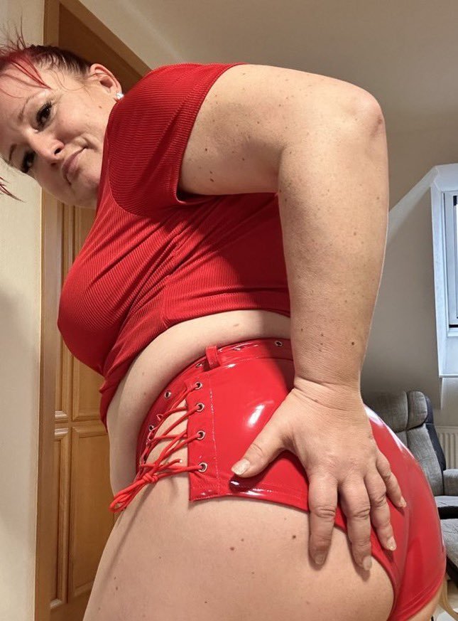 yourChristine1_'s tweet photo. 42 y/o, Mom, not a perfect body, 5’2”. Yay or nay? https://t.co/9Y21f5hdim
