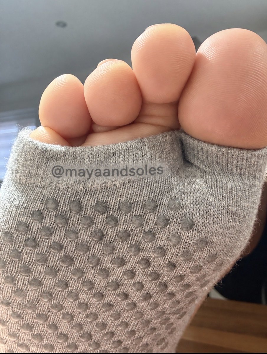 MayaAndSoles's tweet photo. Good morning Findoms, finsubs, lurkers, goonies, daddies & general degenerates. 😌

These toes aren’t gonna suck themselves. And since you can’t do that from there, if you’re here anyway, make yourself useful.

Follow. Repost. Behave.

Busy girl today. I’ll be back later to inspect your work. 😏