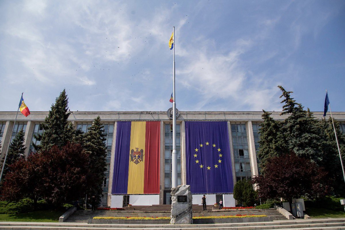 Mariaxfin's tweet photo. Moldova continuă negocierile pentru aderarea la Uniunea Europeană, iar procesul de integrare rămâne unul dintre principalele subiecte ale:
Un nou capitol pentru Moldova și Europa. 🇲🇩🇪🇺

#Moldova #UE #Europa #Chișinău https://t.co/q5xF1hjvPo