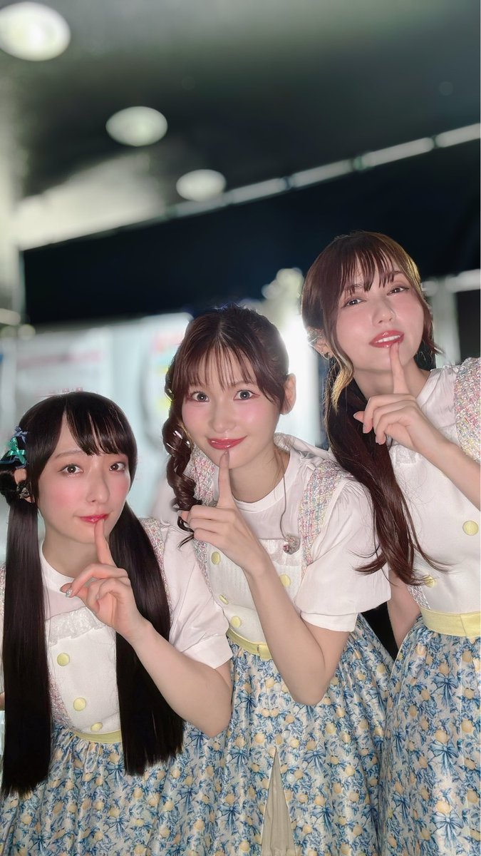 hirayama8emi's tweet photo. #ミリオン14th_day2

💄it's me組
渡部優衣ちゃん、藤井ゆきよさんと✨
このみさんのソロ任されて気合い入りました！
裏で何度も一緒に移動の距離感とか確認しましたよ😘

🍛NO CURRY NO LIFE組
斉藤佑圭さんと、大関英里ちゃんと
3人揃ってレッスンできたりで、わいわい本当に楽しかったなぁ😊
この組み合わせで歌うのなかなか珍しかったのでは！？

🌸花ざかりWeekend✿組✨
の愛美ちゃんと❤️
花ざかり一緒に歌えて嬉しかった❤️
RED ZONEもかっこよかった！！
裏で、「レイとも撮りたい」って言われて心臓飛び出るかと思った🫶ジュリアちゃんありがと💕