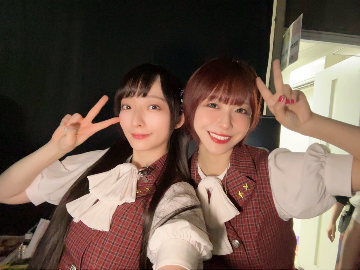hirayama8emi's tweet photo. #ミリオン14th_day2

💄it's me組
渡部優衣ちゃん、藤井ゆきよさんと✨
このみさんのソロ任されて気合い入りました！
裏で何度も一緒に移動の距離感とか確認しましたよ😘

🍛NO CURRY NO LIFE組
斉藤佑圭さんと、大関英里ちゃんと
3人揃ってレッスンできたりで、わいわい本当に楽しかったなぁ😊
この組み合わせで歌うのなかなか珍しかったのでは！？

🌸花ざかりWeekend✿組✨
の愛美ちゃんと❤️
花ざかり一緒に歌えて嬉しかった❤️
RED ZONEもかっこよかった！！
裏で、「レイとも撮りたい」って言われて心臓飛び出るかと思った🫶ジュリアちゃんありがと💕