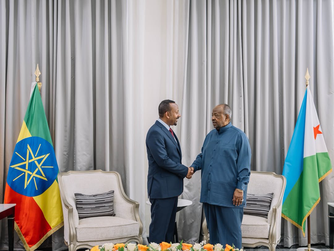 PMEthiopia's tweet photo. Prime Minister Abiy Ahmed arrived in Djibouti and was welcomed by Djiboutian President Ismaïl Omar Guelleh. The two leaders will preside over the announcement of a joint project aimed at strengthening economic ties between Ethiopia and Djibouti.

#PMOEthiopia https://t.co/do5YXQgGez