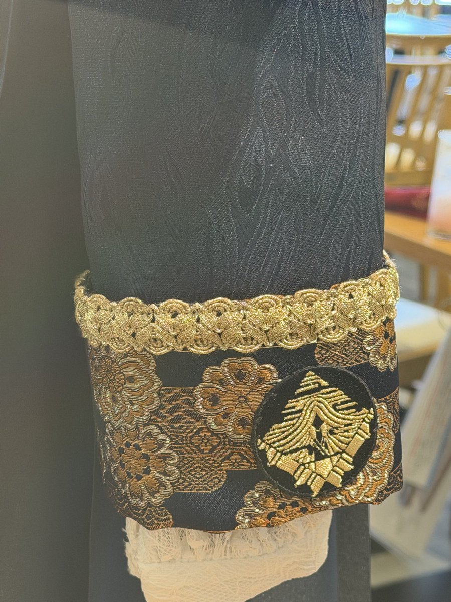 Yumi_Comame0514's tweet photo. 裾の刺繍柄とか
中のスカートが細かいプリーツ＆フリンジとか https://t.co/Addz0Z7tSi