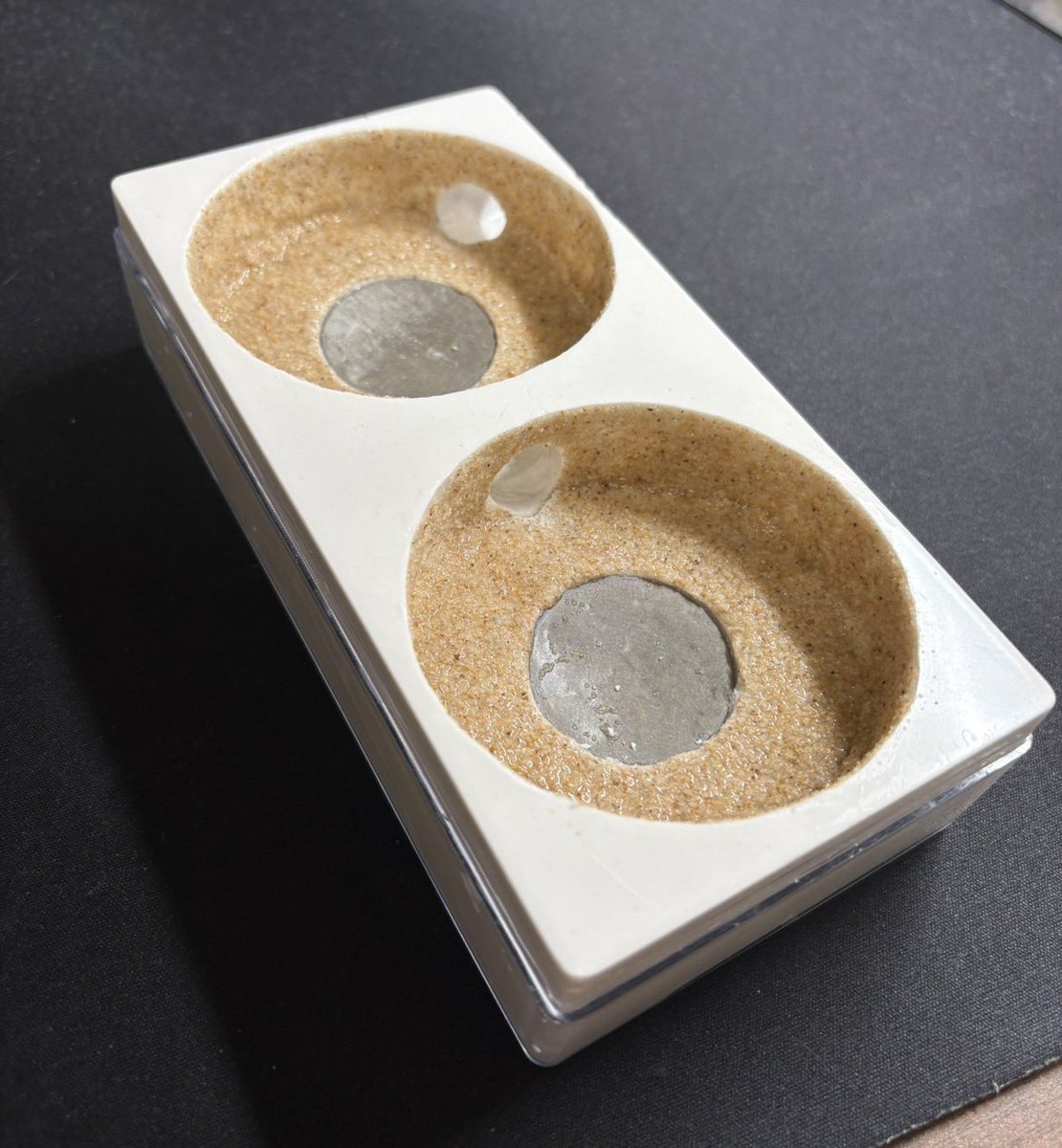 ant_mania80697's tweet photo. 【蟻道販売商品】

メッシュ部分の下にあるタンクの水の蒸発によって巣内を加湿！
これにより湿度を調整でき、キバハリアリなどの飼育に適しています。
また石膏に直接加水すれば、クロオオアリなどの多湿種も飼育可能です。
また通気加工を施した自然な砂の地面の餌場のセットも数量限定で販売します！
