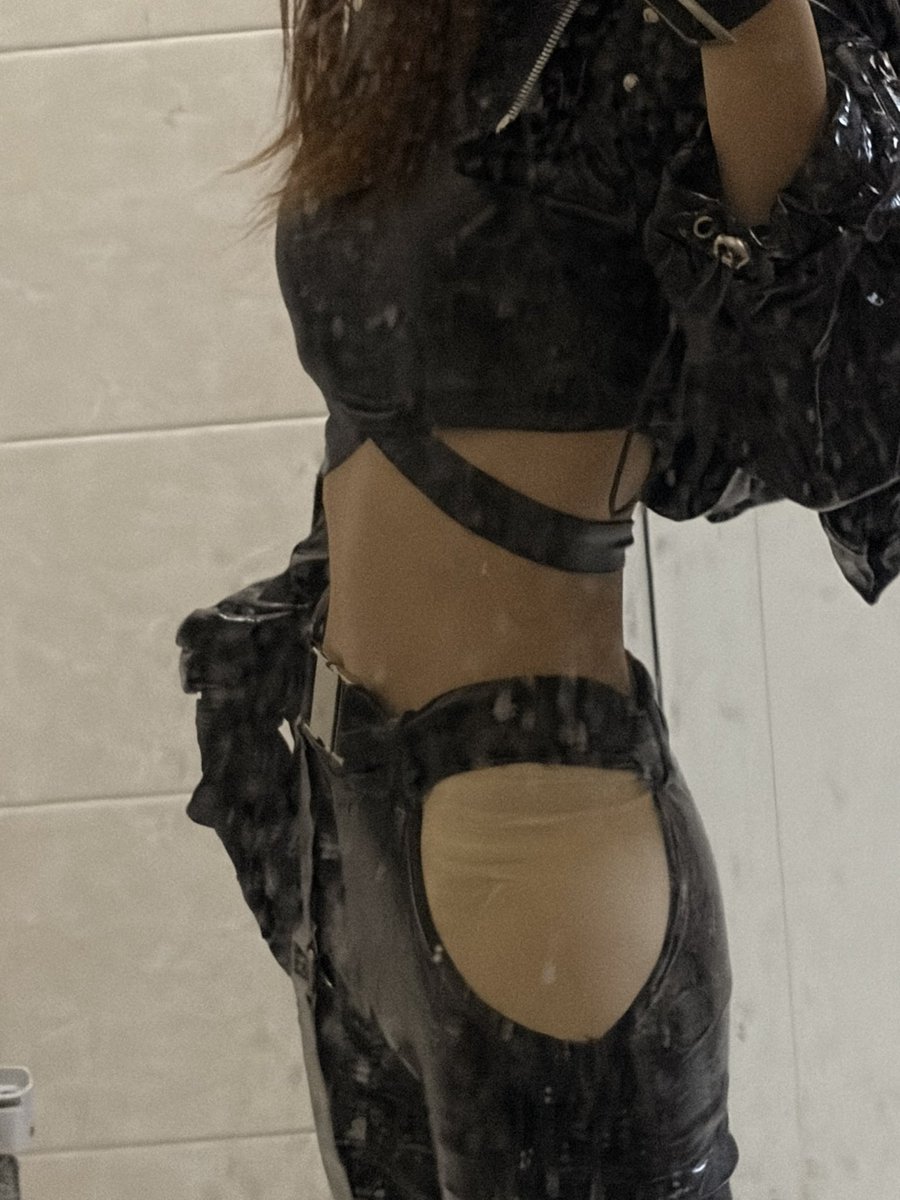 ezyun1016's tweet photo. 这衣服设计的是给人穿的吗你告诉我我要怎么找到一个跟我肤色一样的安全裤我总不能在漫展露个内裤吧 https://t.co/tOwcEMSy34