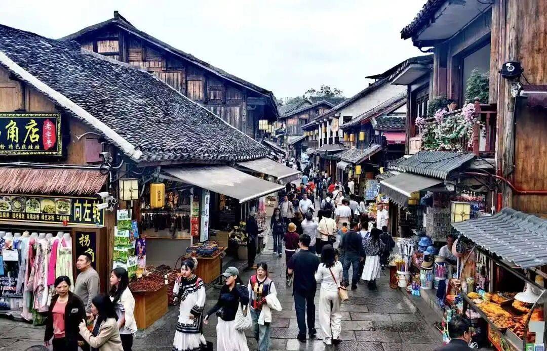 ejbwwy's tweet photo. Today I went to the old town, where the swaying flags (荡旗) reminded me of the epic battles (斗) of ancient times, filling me with ambition (冀) for a better future. https://t.co/PdSUBHcgU3