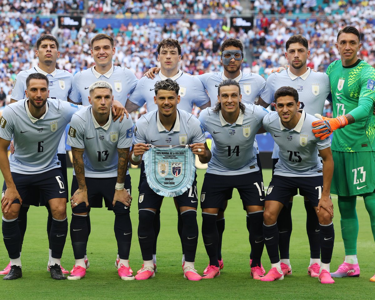 GoalJP_Official's tweet photo. 🇺🇾 ウルグアイ代表が日本戦のスタメンを発表！🇯🇵

▼GK
メレ

▼DF
ロナルド・アラウホ
ナンデス
オリベラ
サナブリア

▼MF
ベンタンクール (C)
トレイラ
ブライアン・ロドリゲス
マクシミリアーノ・アラウホ

▼FW
ヌニェス
ビニャス

🏆️キリンチャレンジカップ2026
📅9月24日 19:05 KO
🆚日本代表×ウルグアイ代表
