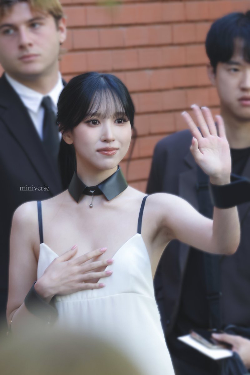 miniverse_once's tweet photo. 260923 FENDI

Still can’t get over how she looks so amazing yesterday at the show 🥺

#TWICE #트와이스 #MINA #미나 #ミナ #Fendi #FendiSS27xMina #MilanFashionWeek https://t.co/Kuw50jvMWy