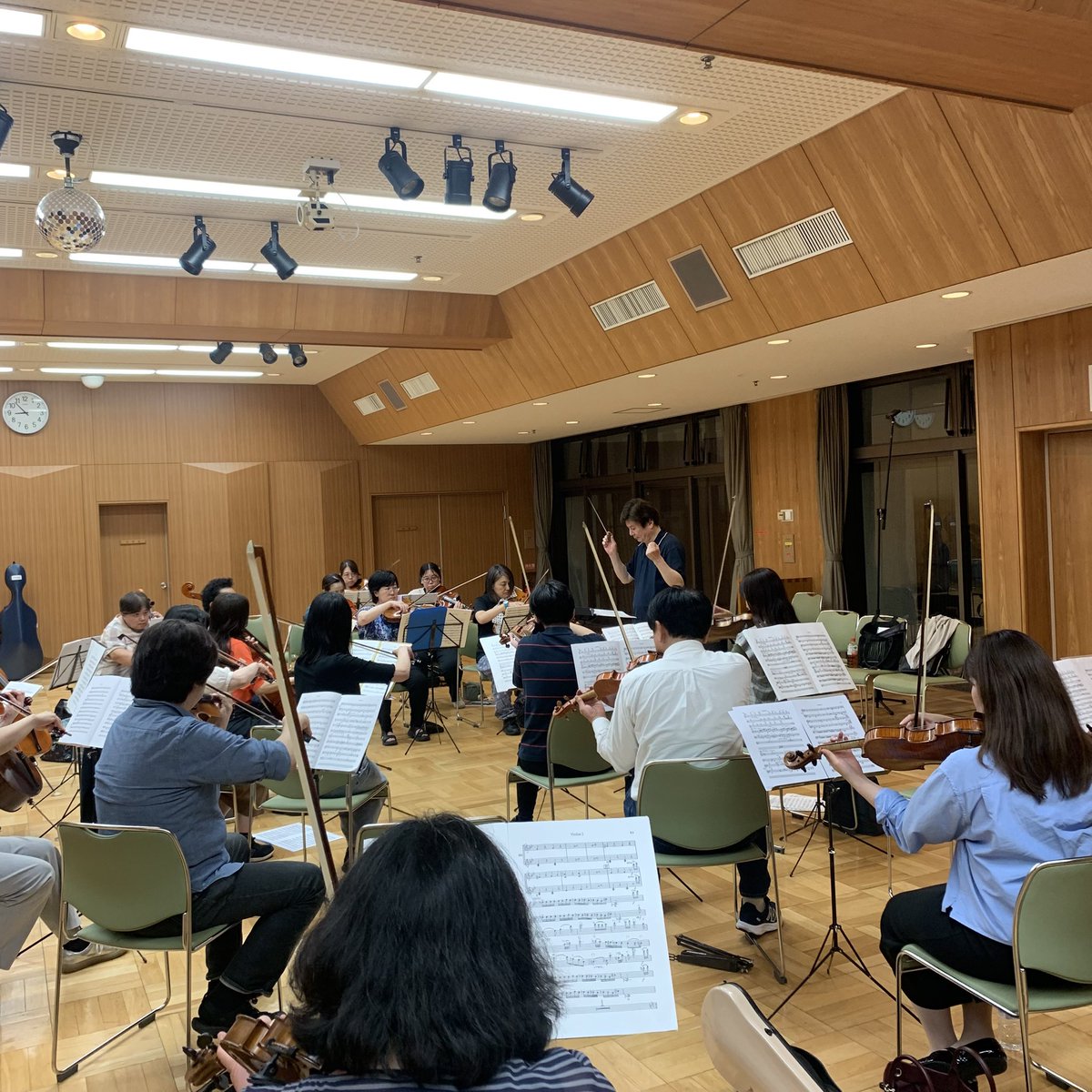 snso1966's tweet photo. こんにちは🌸
今週の弦分奏は小山貴之先生ご指導のもと、プロコフィエフ5番の3・4楽章を初めて練習しました♪
響きの新鮮さにワクワクします。お互いの役割をしっかり理解し合えるよう、これからの練習も楽しみながら真摯に向き合っていきたいです🥰 #新日響 https://t.co/UgzbpnUCWz
