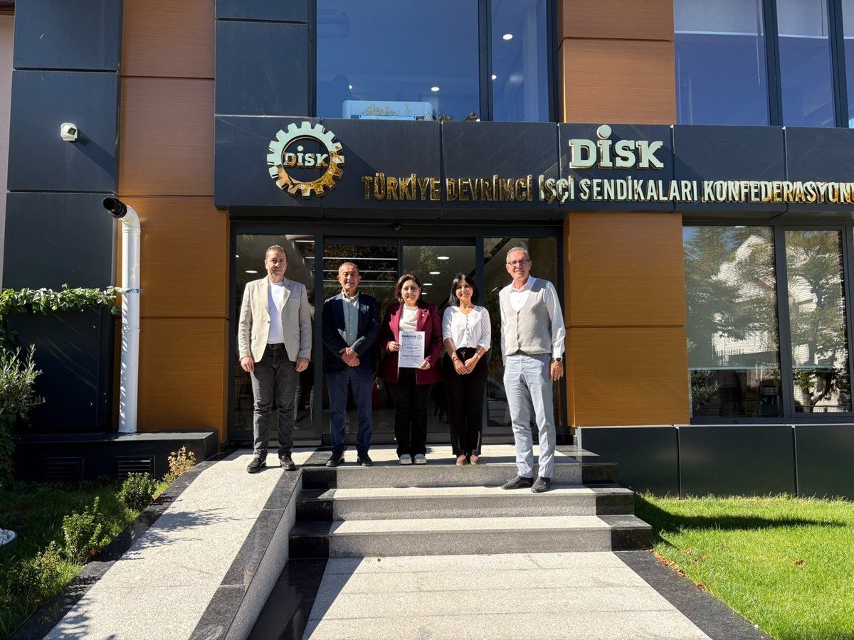 EmadDernegi's tweet photo. 🔴 EMADDER – ANKARA DİSK GENEL MERKEZİ

@DiskAnkara
@diskinsesi
@ArzuCerkezoglu
@tayfungrgn
@SevgenerSukret

Emeklilikte Adalet Derneği Yönetim Kurulumuz, DİSK Genel Sekreteri Sayın Tayfun Görgün’ü makamında ziyaret etti.

📌 Görüşmede, 18 Ekim Pazar günü Ankara’da gerçekleştireceğimiz Büyük Basın Açıklamamızın davetiyesi takdim edildi.

Nazik kabulleri ve gösterdikleri ilgi için Sayın Tayfun Görgün’e ve DİSK Yönetim Kurulu Üyesi Şükret Sevgener teşekkür ederiz.

Emeklilikte Adalet Derneği

@EgitimBirSen @sendika_org @MemurSenKonf @hakiskonf @KESK1995 @sagliksen @egitimsen @turkiskonf @iloankara @ilo
@Akparti @isikhanvedat @csgbakanligi @sgksosyalmedya

@EmadDernegi
#KademeliEmeklilik
#AdaletinSesiKademe