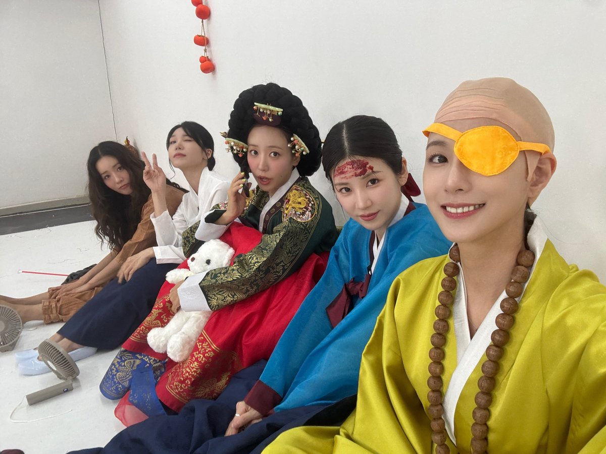 apinkxcho's tweet photo. hayoung
“no one told us to do this, we did it in our own will.”

😭😭😭😭 https://t.co/nqFmZV9TyH
