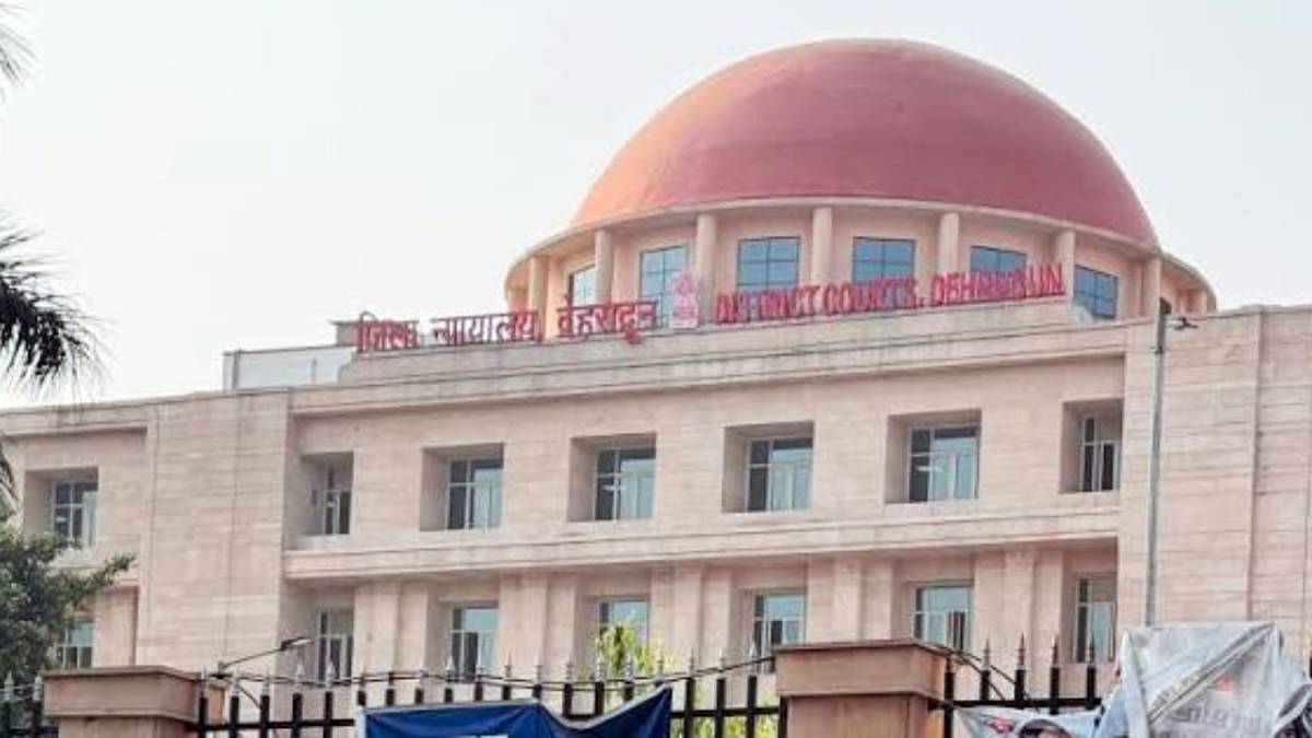SaptashwaTV's tweet photo. Dehradun Court Shock: Woman Jumps From First Floor While Attending Hearing in Family Dispute Case

https://t.co/wtAe0e7aF2

#Dehradun #DehradunNews #CourtIncident #UttarakhandNews #CourtBuilding #BreakingNews #LatestNews #DehradunCourt #CourtNews #Uttarakhand #IndiaNews #NewsUpdate