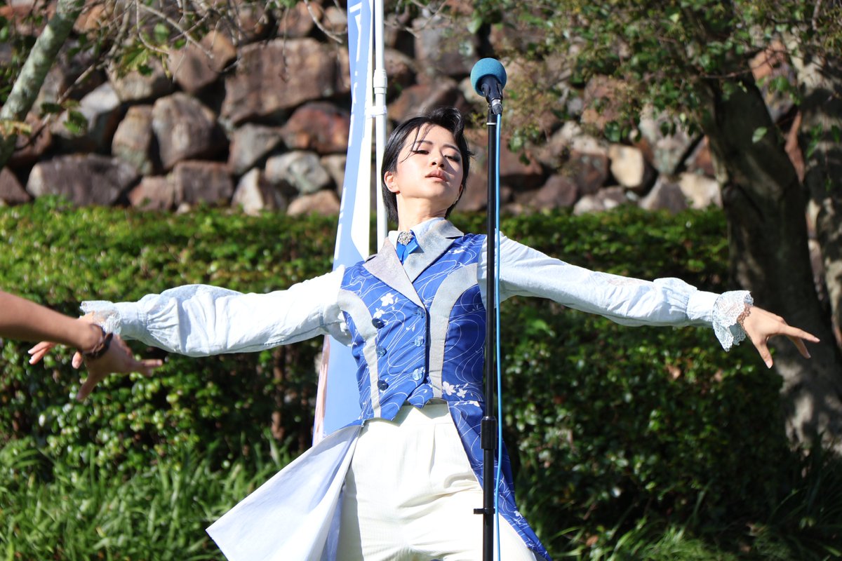 motsuchi0217's tweet photo. 2026.09.22　芝生広場公演

久しぶりのあっぱれ大晴天の芝生
入鹿池を背景にした瑞先生、麗しい

#明治偉人隊
#明治村
#高橋瑞
#瑞先生麗しい https://t.co/bP4piNdseo