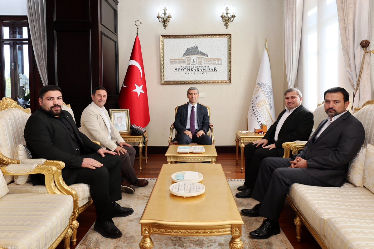 AfyonValiligi's tweet photo. Valimiz Dr. Naci Aktaş’ı,

🔸İş insanları Ümit Çelikten, Fikret Özcan ve Bahattin Atalay,
🔸Birlik Vakfı Afyonkarahisar Şube Başkanı Eyüp Aksoy,

ve beraberindekiler ziyaret etti. https://t.co/UU4VfZnUOI