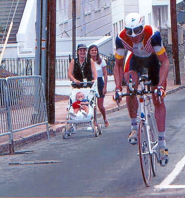 josean0728's tweet photo. Indurain pasando a la altura de su mujer y su hijo en plena disputa de la contrareloj de las olimpiadas de Atlanta 1996 🥇 https://t.co/rzt9u1l7CS