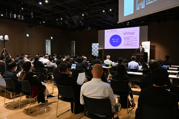 asciistartup's tweet photo. 特許の次は、標準化と海外展開🌎
#TechDay2026 で掘り下げること――

11月開催の「ASCII STARTUP TechDay 2026」に向け、編集長・北島とガチ鈴木が注目テーマを語る。

特許の“次”となる標準化や、海外展開をどう事業成長につなげるのか。今年のTechDayで掘り下げるテーマを紹介！

〚🔽記事はツリーから〛