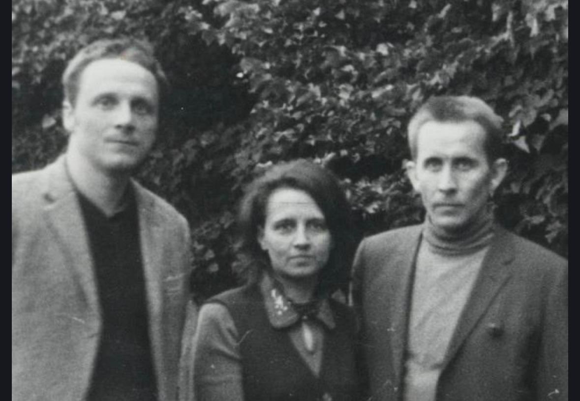 s_niesiolowski's tweet photo. 24 09 1974, z Andrzejem Czumą i jego żoną Urszulą przed więzieniem w Barczewie, gdzie siedziałem ponad 4 lata za walkę o Polskę. Dziś jak wtedy walczę z brunatną falą nacjonalizmu, agenturą Moskwy, wrogami Polski, Unii, wolności i demokracji. To dalszy ciąg tamtej walki o Polskę. https://t.co/2OG4JWRx4F