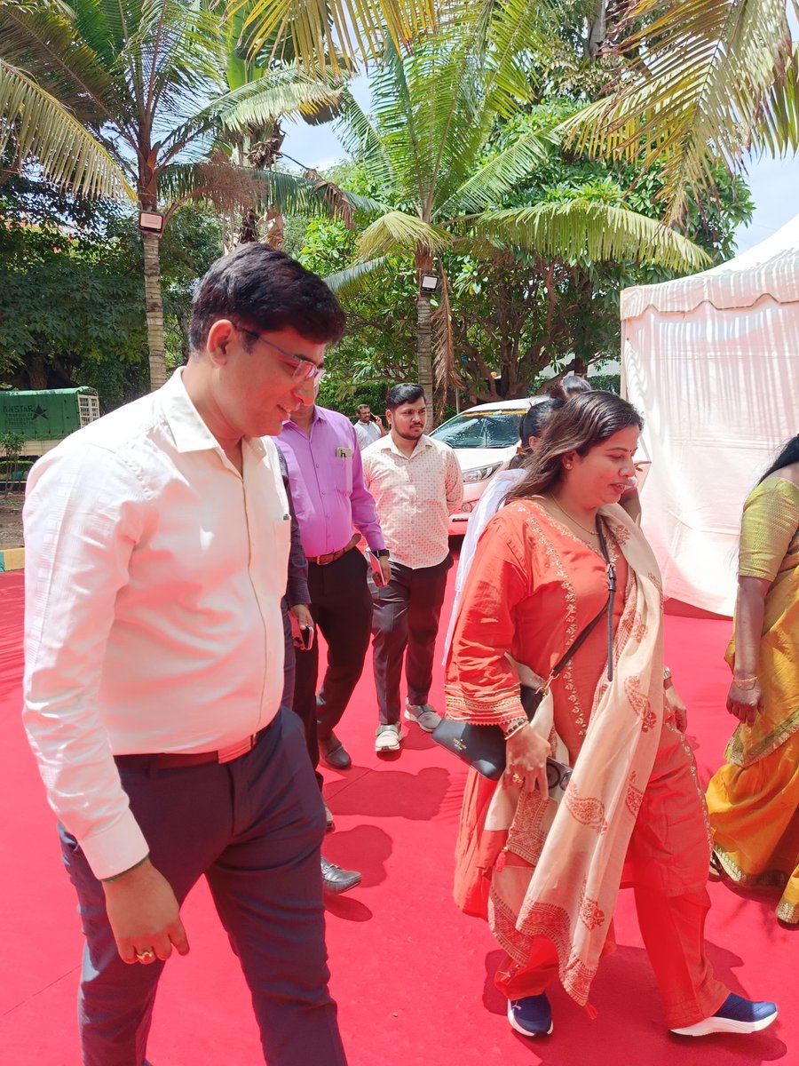 nlm_karnataka's tweet photo. Respected Manjushri madam, Secretary, Department of Kannada and Culture, visited the National-Level Namma SARAS Mela. Smt Vasireddy Vijaya Jyothsna, Mission Director, Dr. Kavitha Yogappanavar COO (Ops) accompanied her. Sri Srinivas M, AMD warmly welcomed Madam. https://t.co/zxgbadQ3Qa