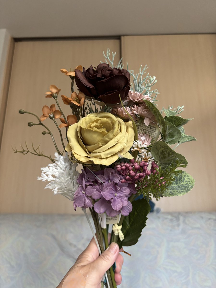 ririyuki1's tweet photo. でも家に帰って、ふと
敬老の日のプレゼントにもなるし
用意しようと店を回ったけど売ってない
最後の砦の百均行ったら色々あって
選ぶの楽しくてつい自分のも…23本も買っちゃった(´>∀<｀)ゝ
試作して最終調整して鉢にいれる

カーネーションが残っちゃった😅
またやり直さなきゃ～ https://t.co/x8HhluTQ57