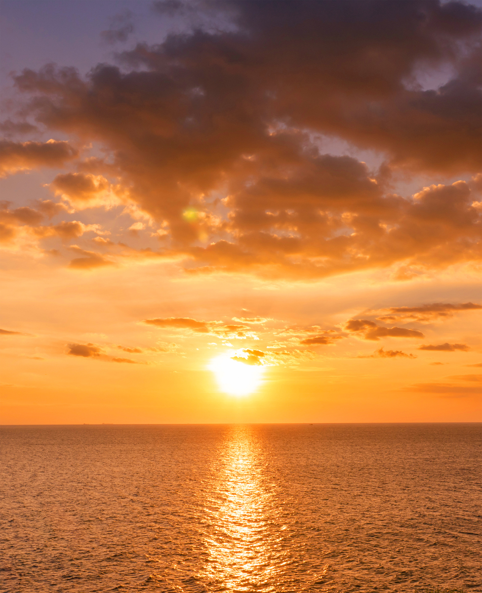 Edimary51952155's tweet photo. Just chased the sunset along the coastal cliff path—golden paintbrush dipped straight into the ocean, and the only sound was waves and my own happy sigh. ， https://t.co/IEEwvHe6HV