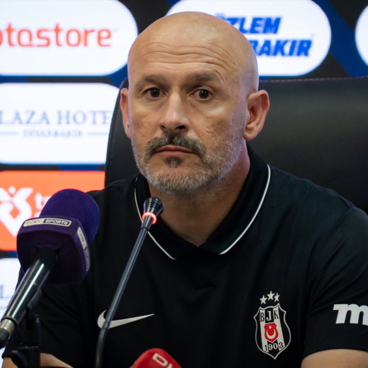 siyahsancakx's tweet photo. 🔵 Vincenzo Italiano:

▪️"Türkiye'deki atmosfer olağanüstü."

▪️"Yeni, tamamen kapalı, devasa ve tutkulu taraftarlarla dolu stadyumlar var."

▪️"Üstelik bu sadece güçlü takımların taraftarlarıyla sınırlı değil, her yerde aynı durum geçerli."

▪️"Amedspor deplasmanında oynadığımız maçta, çocukken İtalya'da statların tamamen dolu olduğu dönemlerde hissettiğim duyguların aynısını yaşadım."