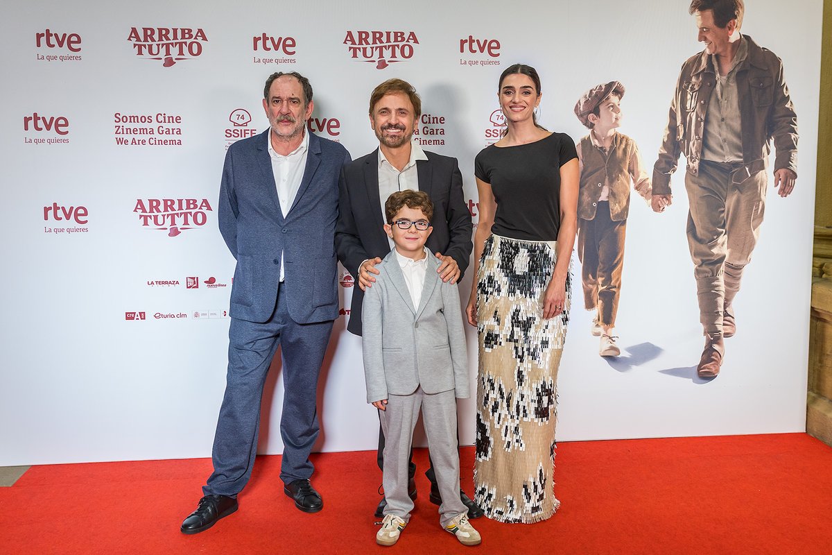 RTVE_Com's tweet photo. 🎞️ RTVE preestrena en una gala en el Festival de San Sebastián (@sansebastianfes) 2026 'Arriba tutto', ópera prima de @JoseMotatv.

🎞️  Una emocionante comedia que llegará a los cines el próximo 9 de octubre.

https://t.co/0IJSgLKOUO

#RTVESomosCine 🎦 https://t.co/hxO8hi3Rfu