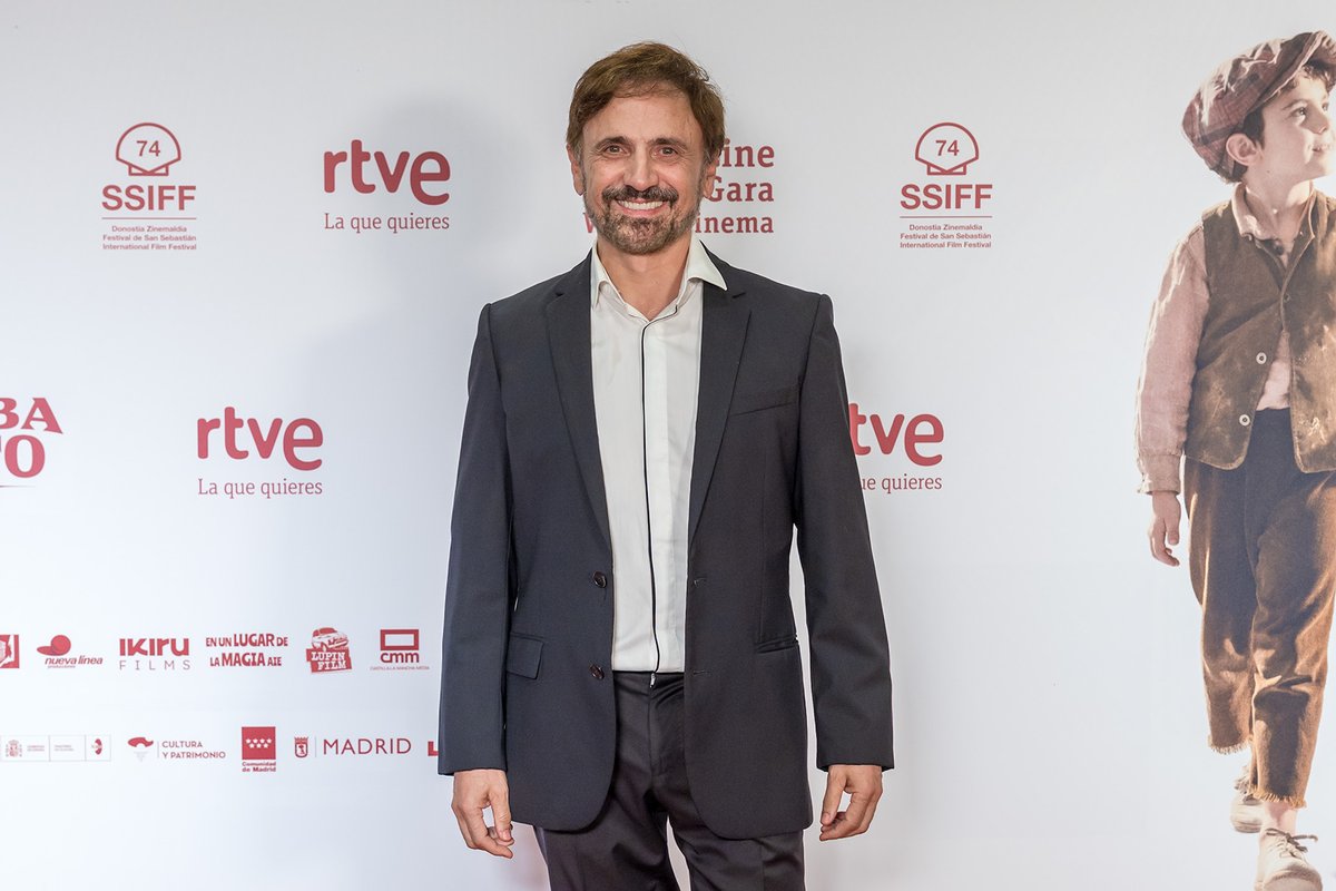RTVE_Com's tweet photo. 🎞️ RTVE preestrena en una gala en el Festival de San Sebastián (@sansebastianfes) 2026 'Arriba tutto', ópera prima de @JoseMotatv.

🎞️  Una emocionante comedia que llegará a los cines el próximo 9 de octubre.

https://t.co/0IJSgLKOUO

#RTVESomosCine 🎦 https://t.co/hxO8hi3Rfu