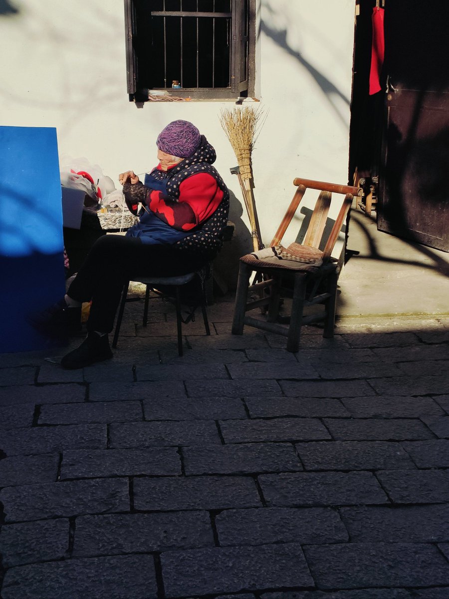 FlorenciaV5k's tweet photo. Sunset hues painting the old city lane—lucky snap of a street performer mid-set, cats napping on a wooden bench nearby. https://t.co/SmkyHdXfKT