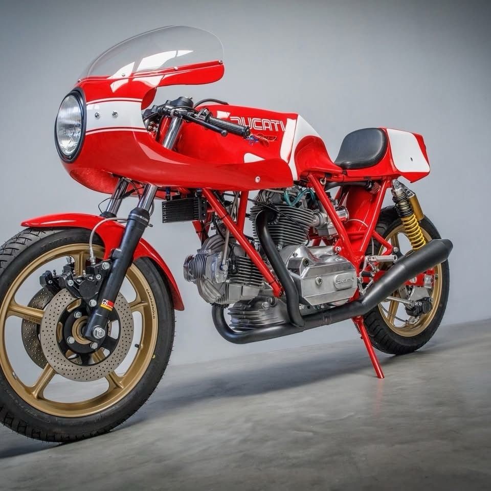 Retromania4ever's tweet photo. ✅⬜🟥 1978 #Ducati 900 Super Sport  
The name forever connected to Mike Hailwood’s #legendary Isle of Man TT comeback. https://t.co/jk1j4n8NjA